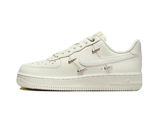 Nike Air Force 1 Low - Blanc avec Détails Dorés