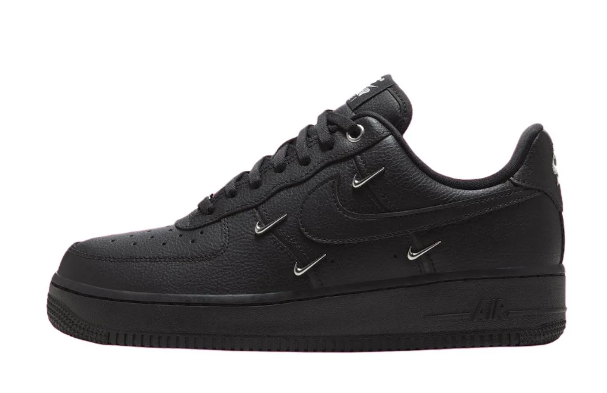 Nike Air Force 1 '07 LX - Triple Black avec Détails Mini-Swoosh Argentés